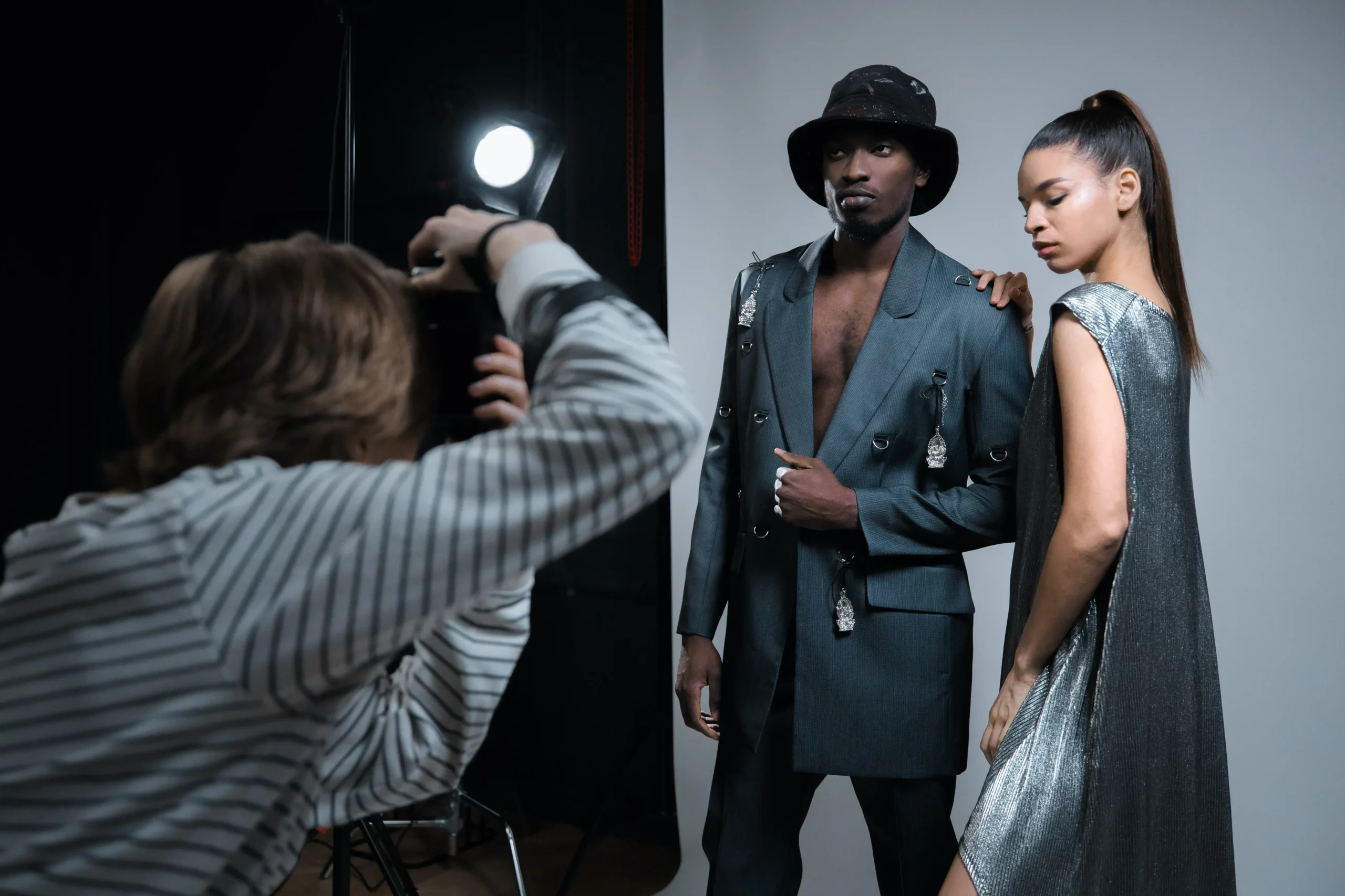Agence de mannequin et plateforme de mise en relation: Différence